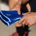 спортивні наколінники Rehband 7084 під час виконання присідань