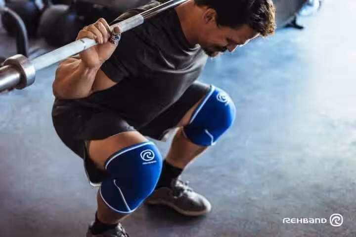 наколінники Rehband 7084 на спортсмені